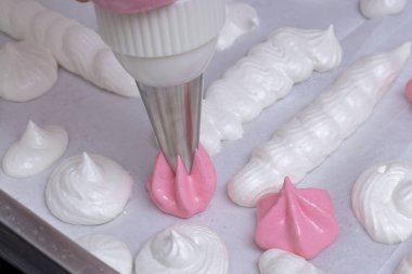 İç çekmek ya da ev yapımı krema, yumurta beyazından ve şekerden yapılan bir tatlı.