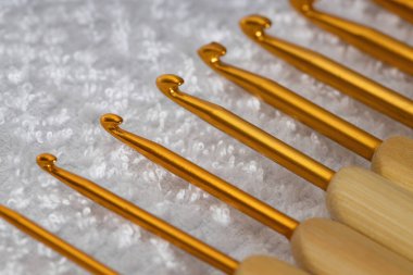 Tığ işi iğneleri yakın çekimde.