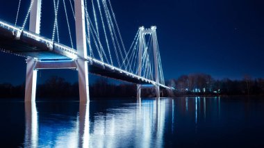 Gece aydınlatma ile Yenisey Irmağı üzerinde köprü. Gece şehir kavramı.
