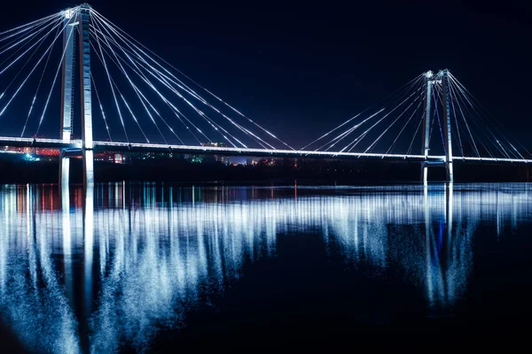 Puente sobre el río Yenisei, con iluminación nocturna. El concepto de la ciudad por la noche . — Foto de Stock