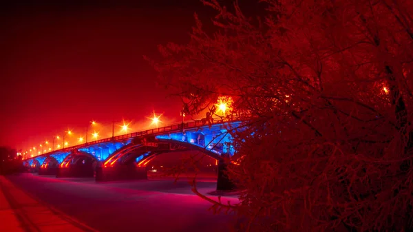 Puente Comunal Sobre Río Yenisei Invierno Con Hermosa Iluminación Calle — Foto de Stock