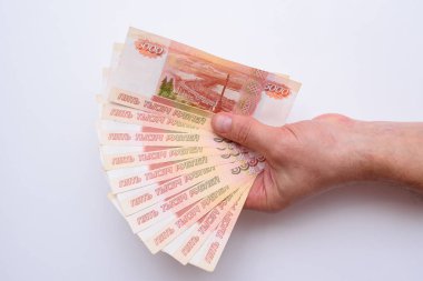 Beyaz arka plan üzerinde izole elinde beş bin Rus ruble. Bohça-in banknot 5000 ruble, Rusya Federasyonu.