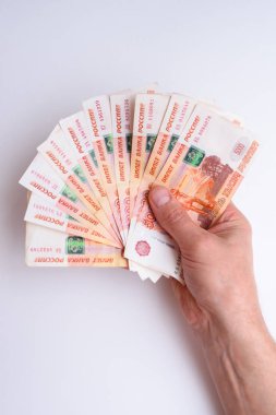 Beyaz arka plan üzerinde izole elinde beş bin Rus ruble. Bohça-in banknot 5000 ruble, Rusya Federasyonu.