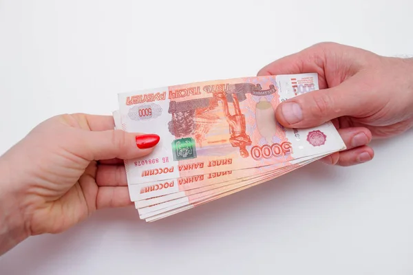 kadın adamın elleri para alır