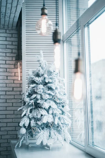 Plastový Okenní Parapet Umělý Vánoční Stromek Sněhem — Stock fotografie