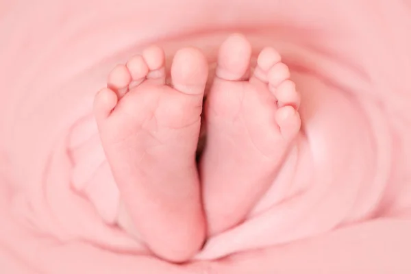 ihale yeni doğan bebek ayaklar pembe beze sarılı küçük ayak parmakları ile makro
