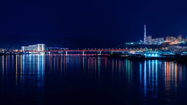 Modern şehrin gece sahnesi
