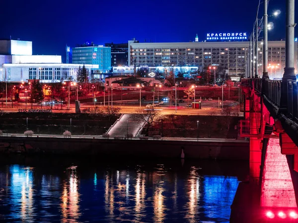 Modern şehrin gece sahnesi