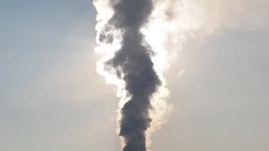 Fabrika bacaları karşı güneş kışın duman. Kötü ekoloji.