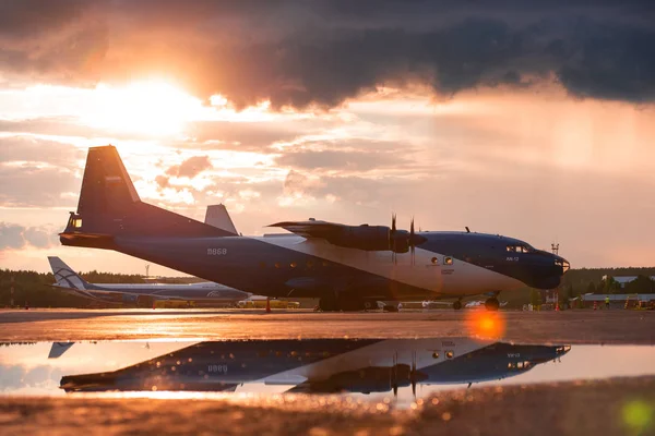 Yemelyanovo Havaalanı. Krasnoyarsk. Rusya-15.08.2018. sonbaharda lekelenme resmi