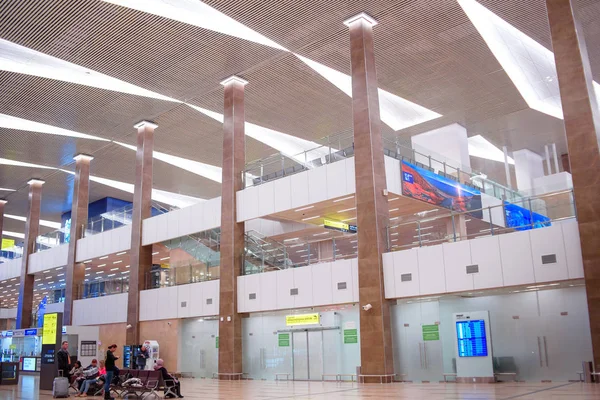 Krasnoyarsk, Rusland - 17.02.2019: een welkom teken voor de Xxix in de stad van Krasnojarsk aan de Winter Universiade 2019 is geïnstalleerd bij de ingang van de nieuwe terminal van de luchthaven Emelyanovo — Stockfoto