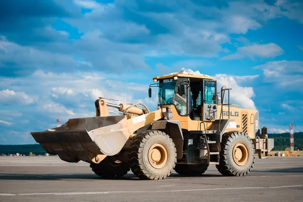 Riesiger Bagger Auf Dem Bahnsteig Flughafen — Stockfoto