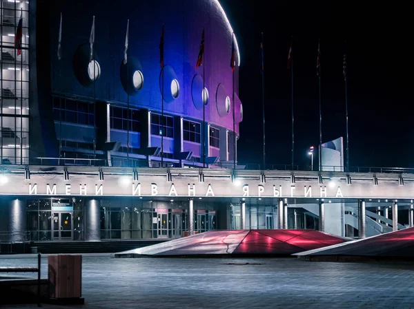 KRASNOYARSK, RF- 24 mars 2019 : La traversée piétonne mène au Palais des Sports nommé d'après Ivan Yarygin, site de l'Universiade d'hiver 2019, sur l'île du repos à Krasnoïarsk . — Photo