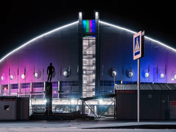KRASNOYARSK, RF- 24 mars 2019 : La traversée piétonne mène au Palais des Sports nommé d'après Ivan Yarygin, site de l'Universiade d'hiver 2019, sur l'île du repos à Krasnoïarsk . — Photo