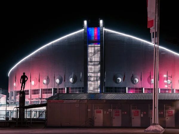 KRASNOYARSK, RF- 24 mars 2019 : La traversée piétonne mène au Palais des Sports nommé d'après Ivan Yarygin, site de l'Universiade d'hiver 2019, sur l'île du repos à Krasnoïarsk . — Photo