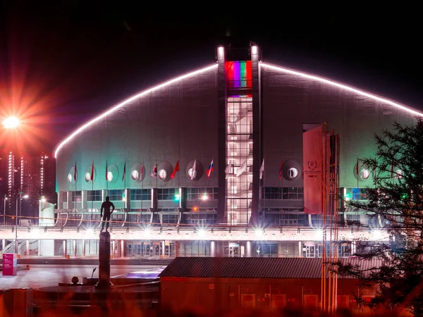 KRASNOYARSK, RF- 24 mars 2019 : La traversée piétonne mène au Palais des Sports nommé d'après Ivan Yarygin, site de l'Universiade d'hiver 2019, sur l'île du repos à Krasnoïarsk . — Photo