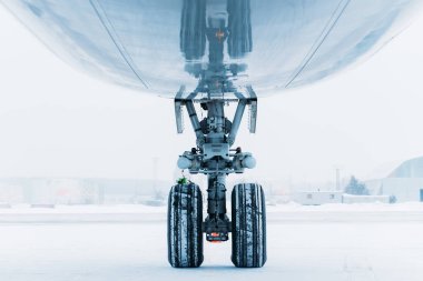 Şasi kargo uçağı Boeing 747. Havaalanı Kışın.