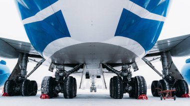 Şasi kargo uçağı Boeing 747. Havaalanı Kışın.