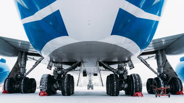 Chassis Frachtflugzeuge boeing 747. Flughafen im Winter. — Stockfoto