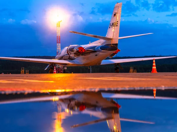 11.06.2019 Rússia. Krasnoyarsk. Aeroporto de Hvorostovsky. Viajantes de aeronaves leves da Alemanha . — Fotografia de Stock