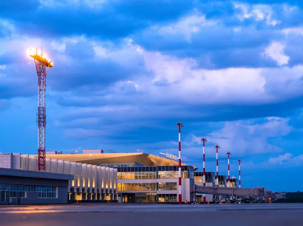 11.06.2019 Russie. Krasnoïarsk. Aéroport de Hvorostovsky. Vue de nuit du nouveau terminal . — Photo