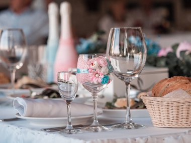 Gül düğün buketi arka planda şampanya iki bardak.