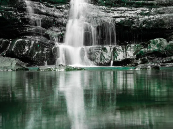 Dağ ormanında Zmeykovsky şelalesi. Soçi..