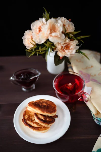 Pancakes with jam. Photo of a glass of tea and pancakes. — Stock Photo, Image