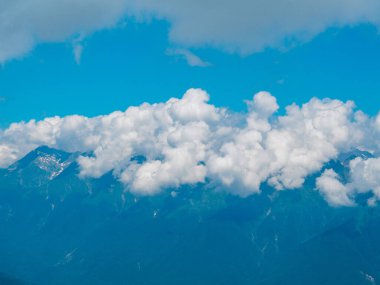 Bulutlardaki yüksek dağlar. Kafkaslar.