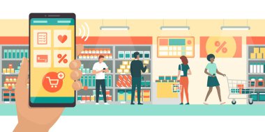 Süpermarkette market alışverişi yapan insanlar bir adam ürün satın alıyor ve akıllı telefon uygulamasıyla teklifleri kontrol ediyor.