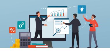 Çevrimiçi olarak bir araya gelen ve sanal bir toplantı yapan iş adamları, finansal tabloları analiz ediyorlar.