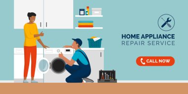 Evde çamaşır makinesini tamir eden uzman bir tamirci ve mutlu müşteri gülümsemesi, ev aletleri tamir hizmeti konsepti.