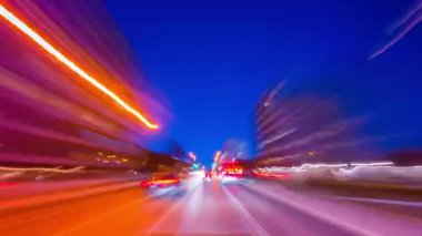 Gece vardiyasındayken uzun bir yolculuğa çık. Gecenin karanlığında trafik ışıklarında uzun pozlu araç duruşu. Şehir merkezindeki hızlı şehir hayatı, otoyoldaki şehir ışıkları, yol ulaşımı zaman aşımı..