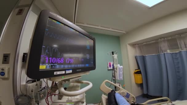 患者の心拍数ビートモニターを搭載した病院Icuルームの様子 集中治療室での手術後の医療重要な兆候Ecgモニター トロント オンタリオ カナダ 2024 — ストック動画