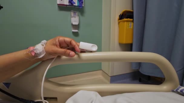 Krankenhaus Intensivstation Hand Mit Intravenöser Morphium Infusion Verbunden Notfall Und — Stockvideo