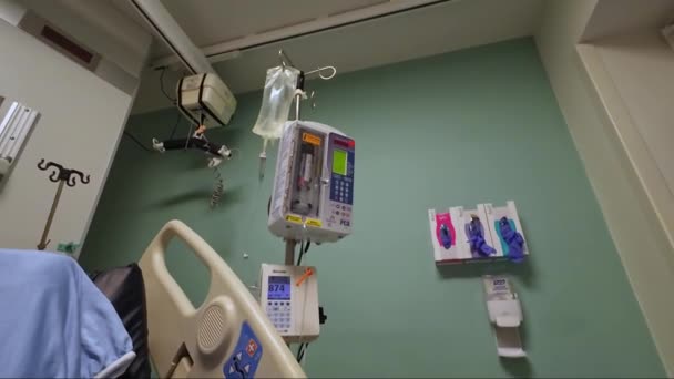 Elektrisk Sprutpump Som Administrerar Morfin Sjukhusintensivvårdsavdelning Hand Ansluten Till Intravenös — Stockvideo