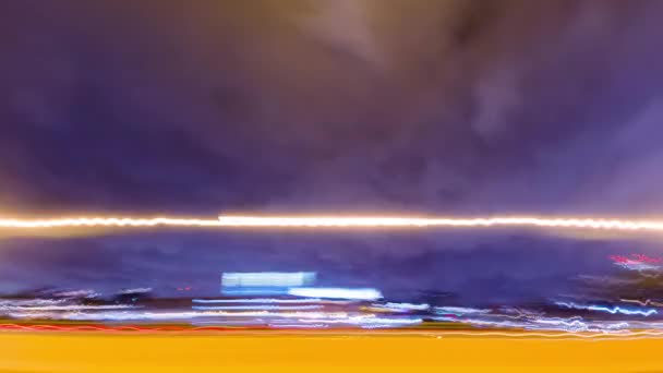 Vue Latérale Des Wagons Feux Sentiers Déplaçant Rapidement Nuit Longue — Video