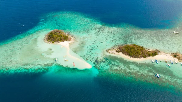 하얀 해변과 푸른 바다가있는 섬. — 스톡 사진