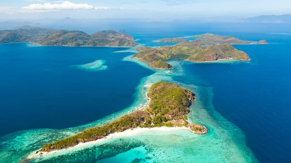 Mercan resifleri ile güzel archepilag. Filipin Adası, havadan görünüm
