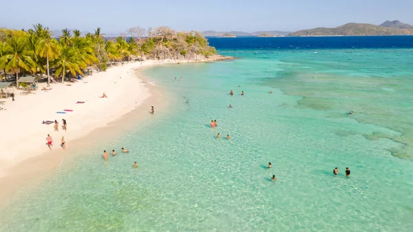 Beyaz bir plaja sahip lagün. Turistler plajda dinlenmek. — Stok fotoğraf