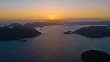 Deniz ve adalar üzerinde gün batımı. Filipinler, Palawan