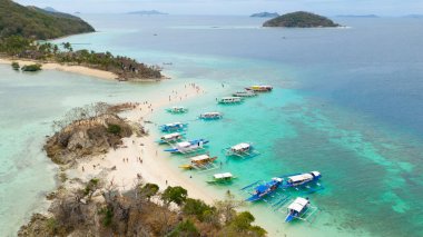 Küçük bir adada turist tatili. Beyaz plajlı tropik ada.