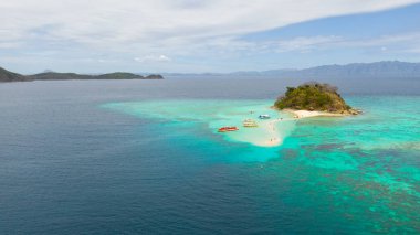 Kum tükürük ve mercan resifi ile küçük bir ada