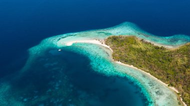Ditaitayan Adası, Filipin Adaları ve masmavi deniz sandy Tükürmek