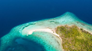 Ditaitayan Adası, Filipin Adaları ve masmavi deniz sandy Tükürmek