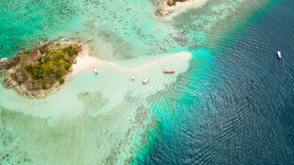 Îles avec plages de sable blanc et mer azur . — Photo