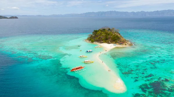 Small island with sand spit and coral reef — Stock Photo, Image