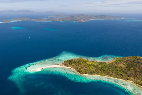 Sandy Spit en la isla de Ditaitayan, las Islas Filipinas y el mar azul —  Fotos de Stock