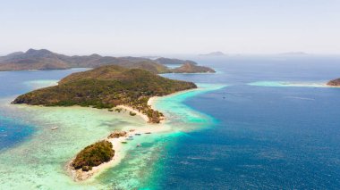 Beyaz plajları olan tropikal adalar. Filipin Adaları üst görünümü.