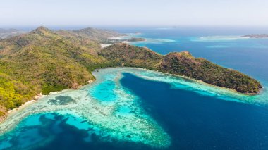 Seascape. Dağlar ve adalar ile deniz kıyısı.
